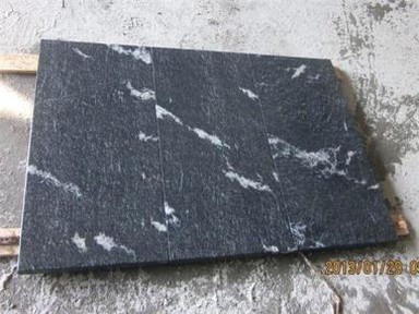 Must ja valge graniidist põrandaplaadid