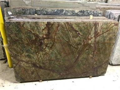 Vihmametsa roheline graniitplaat