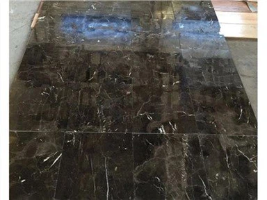 Tume marmorist põrandaplaadid