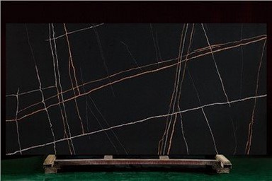 Mustast ja kullast kvartsist tööpinnad