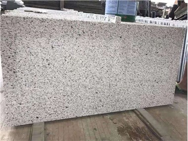 Peeteli valged graniitplaadid