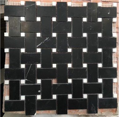 Mustade mosaiikplaatide tekstuur