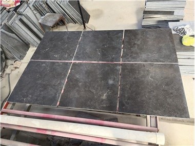 Sinised paekivist põrandaplaadid