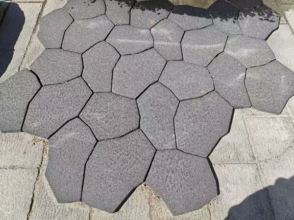 Mustast graniidist lipud