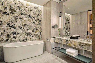 Helerohelisest marmorist vannituba