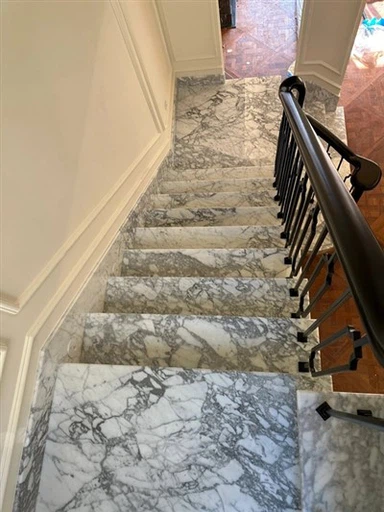 Valge marmorist trepp