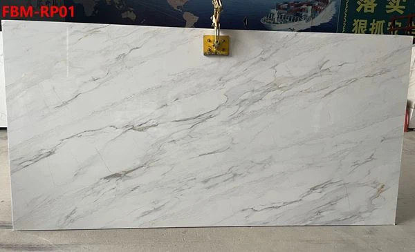 Valge kvarts hallide ja kuldsete soontega